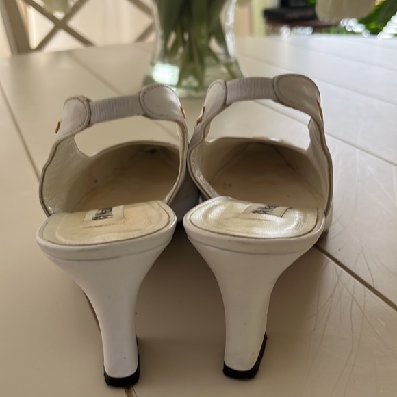 Vintage Nando Muzi White Leather Sling Backs, Gold trim, fits US 8.5, - Picture 5 of 7